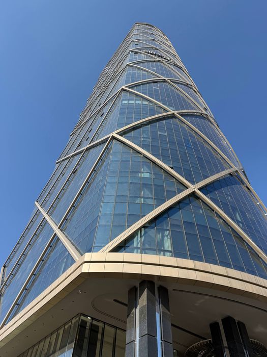 Piramit tower da 43 etaj va 44 etajda 52 va 53 kv karobka xolatda