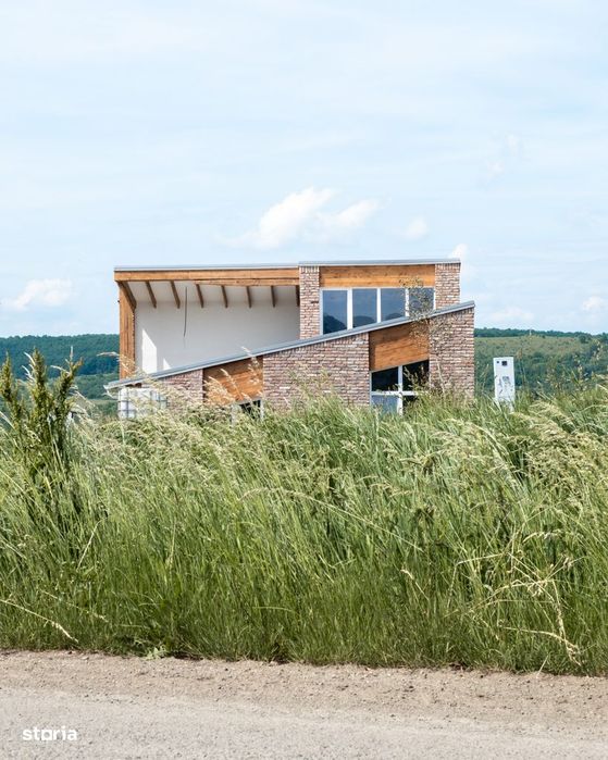 Casa semifinisata, cu totul diferita, in varf de deal, de vanzare