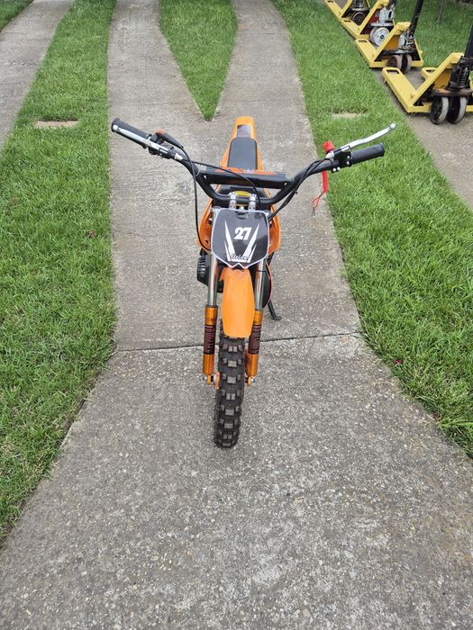 Vând motoreta 49 cm³