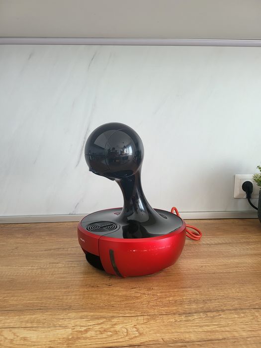 Дизайнерска кафе машина за капсули Nescafe Dolce Gusto Krups Drop в перфектно състояние и сензорни бутони