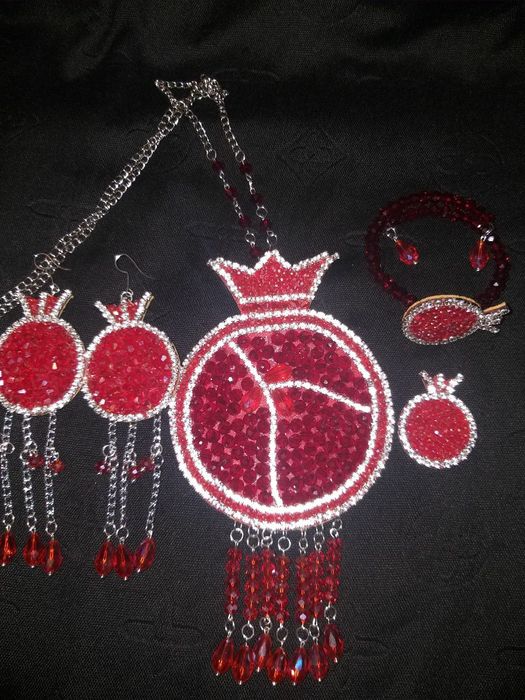 Келинлар учун анор комплект. Буйнига такадиган,зирак,билакузук, узук.