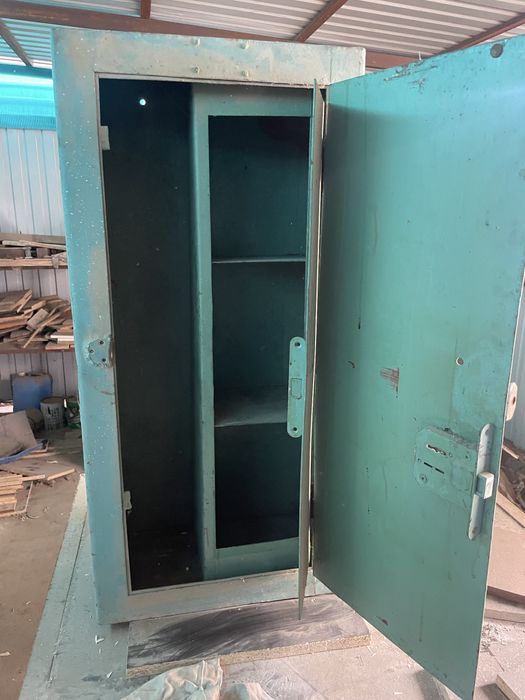 Сейф металически