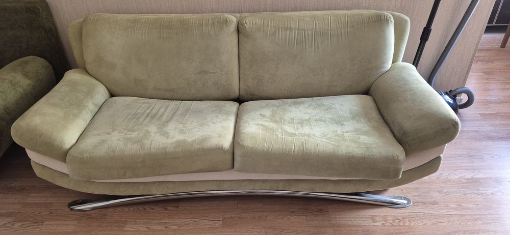 Продам комплект мягкой мебели: диван + кресло.