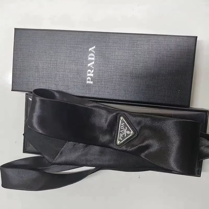 Галстук Prada     .