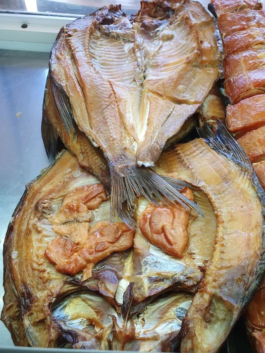 Рыба холодного копчёная, вяленая, закуски, на стол - в ассортименте