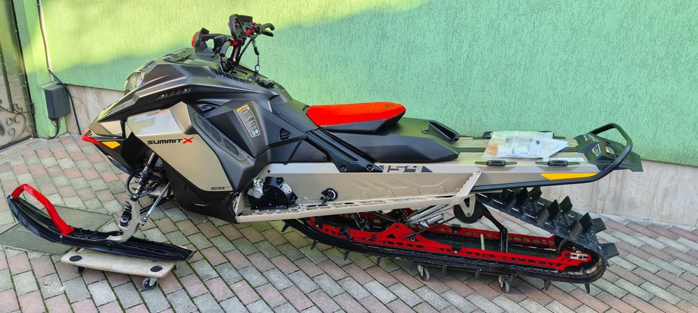 Snowmobil Ski Doo Summit X 850  Turbo  121 mile !!!