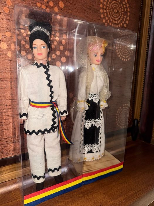 Păpuși lucrate manual în costume tradiționale românești
