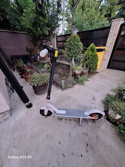 Vând trotineta electrica Xiaomi Scooter 3 ca noua