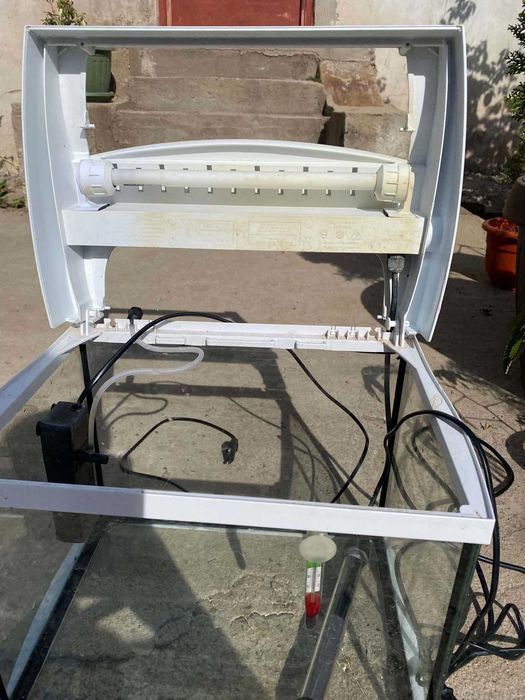 Vând acvariu Tetra de dimensiuni mici,