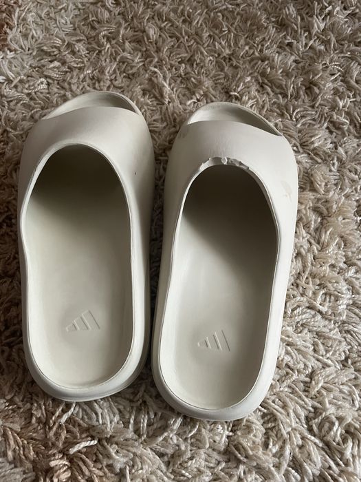 yeezy slides marimea 42 cu un sg defect