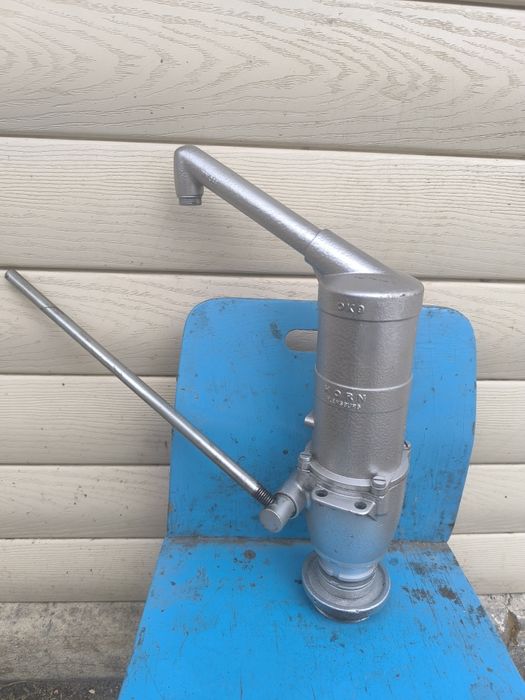 Ручной насос для жидкости.