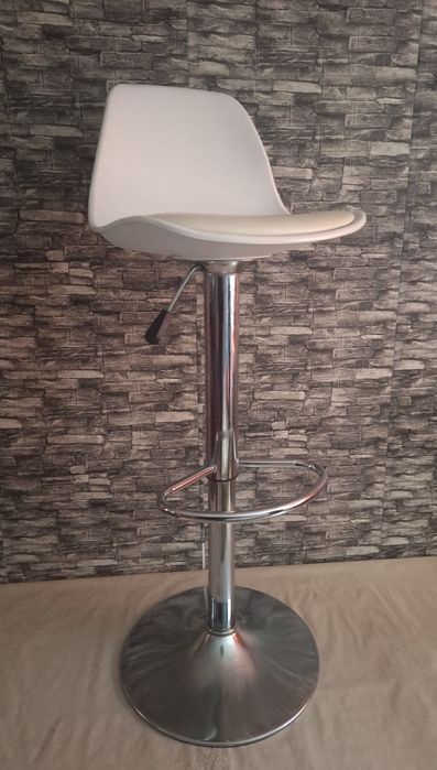 Scaun de bar,alb cu picior cromat.
