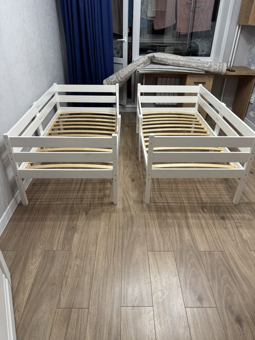 Продам 2 детские кровати с матрасами