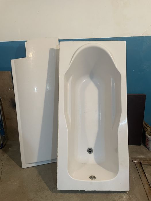 Продам акриловую ванну с экраном.