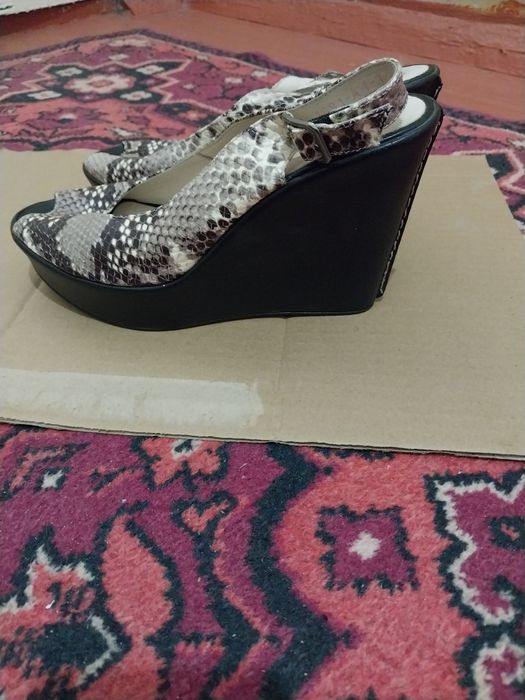 Продам  босоножки