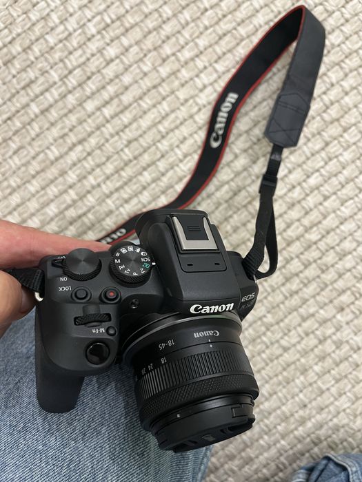 Se  vinde Canon EOS R10