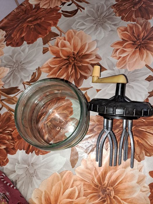 Vând mixer manual vechi 1 litru