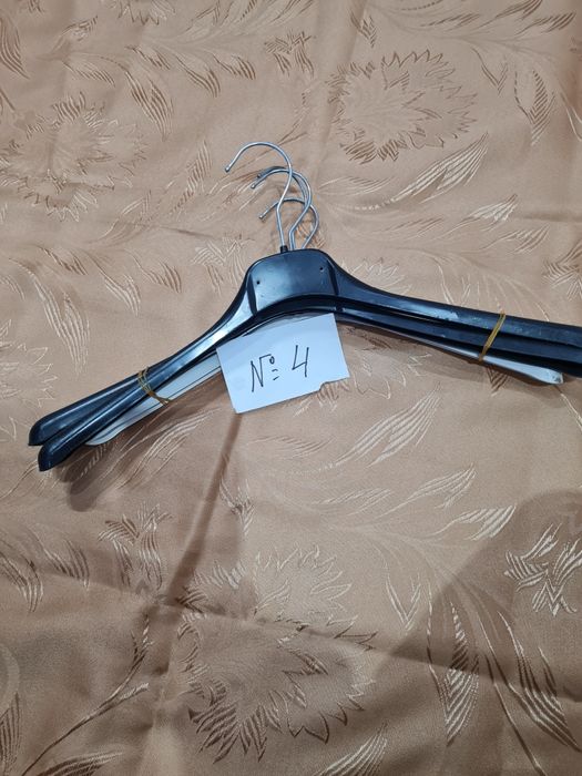 18ст.бр.  Пласмасови закачалки за дрехи широко рамо бройката струва 0