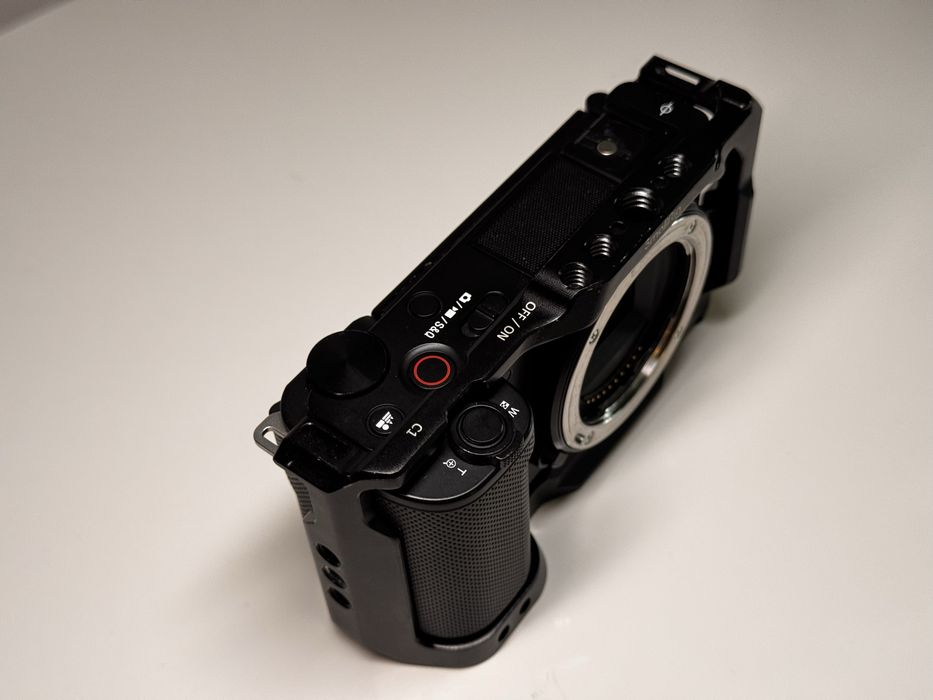 Sony ZV-E10 Mark 1 + Cage + Baterie/Charger