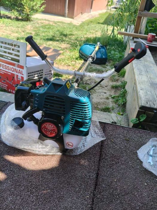 Motocoasa pe benzina UralMash Campion,8.5c.p,tija detasabila!