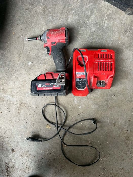 Ударен винтоверт Milwaukee M18 с чисто нова батерия 5.5Ah и зарядно.