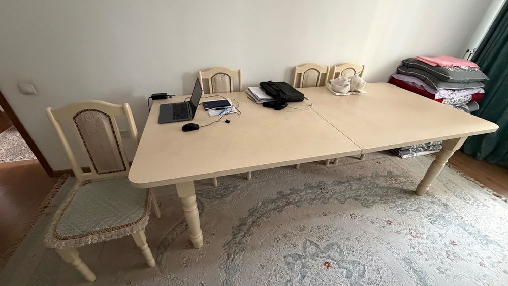 Стол со стульями