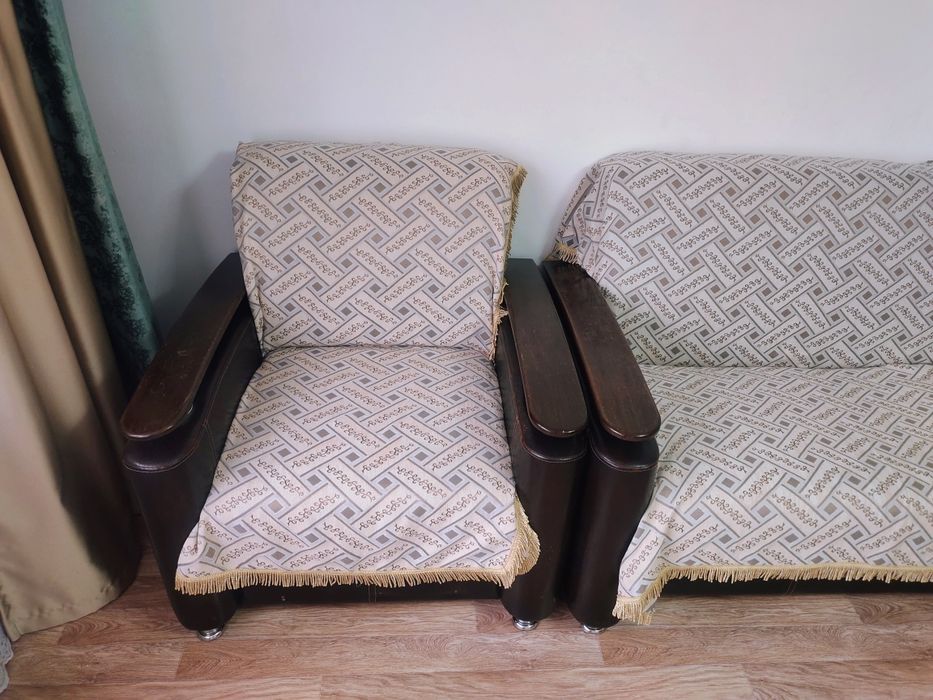 Продам диван с двумя креслами .