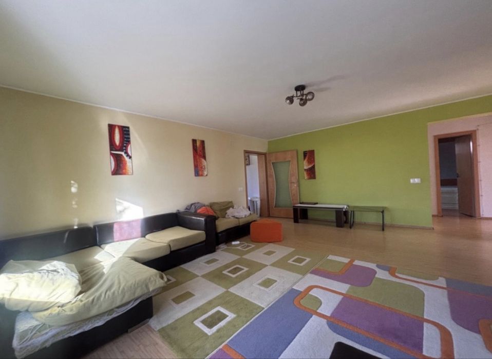 APARTAMENT  în vilǎ cu trei apartamente, garaj şi curte comunǎ