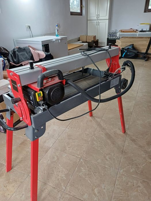 Mașină Einhell de tăiat gresie și faianță pe apă