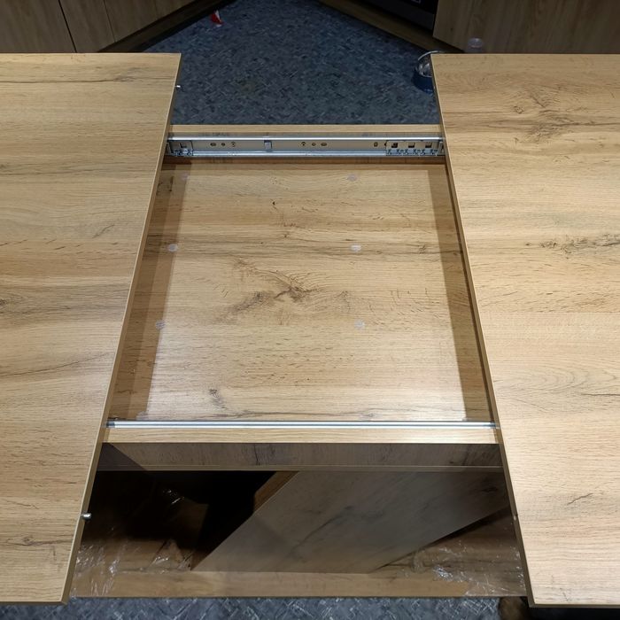 Продается стол новый