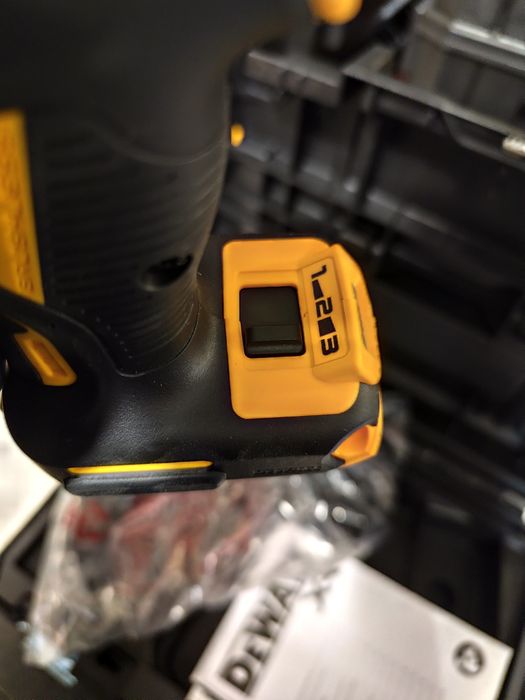 Топ модел акумулаторен Гайковерт Девалт DeWALT 18V