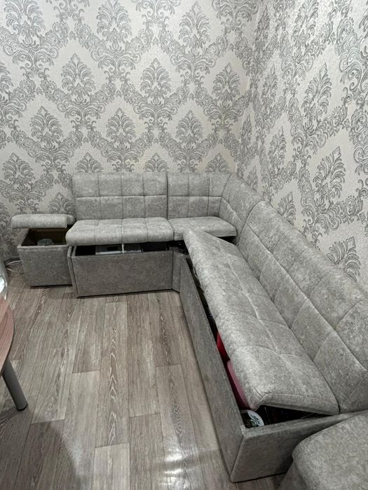 Продам кухонный уголок+2 пуфа