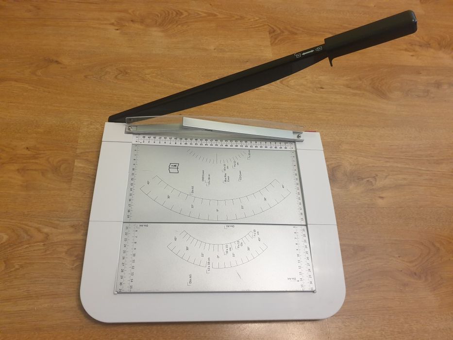 Гилотина за рязане на хартия