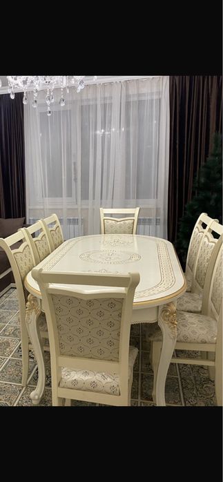 Стол для гостей без стульев