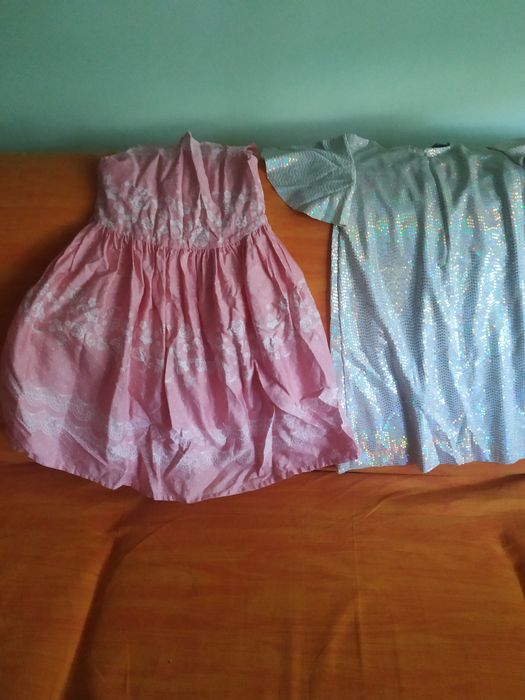 Vând rochițe 116-128-140