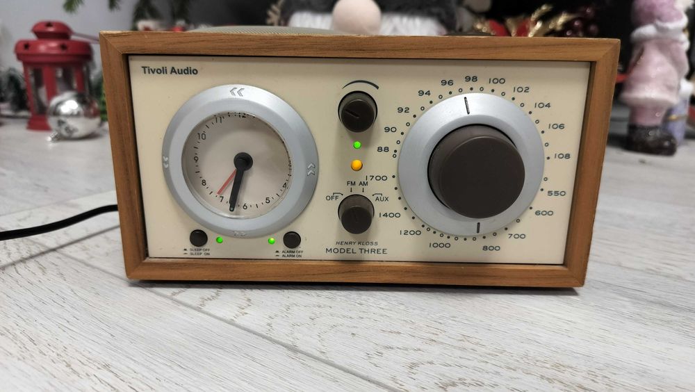 Aparat de Radio Tivoli Audio Model Three  AM/FM/AUX Clock Radio