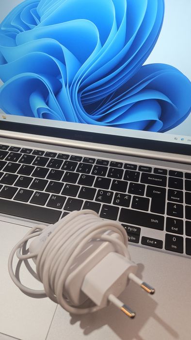 Лаптоп Samsung Galaxy Book4-отличен!