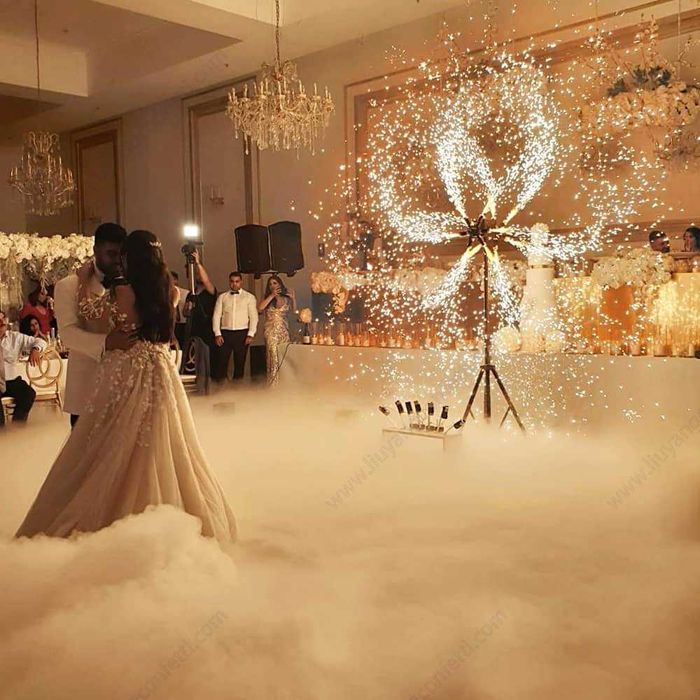 Ефектно осветление, тежък дим и сценични въртящи се фонтани