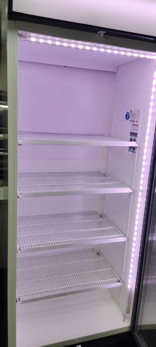 Вертикална хладилна витрина