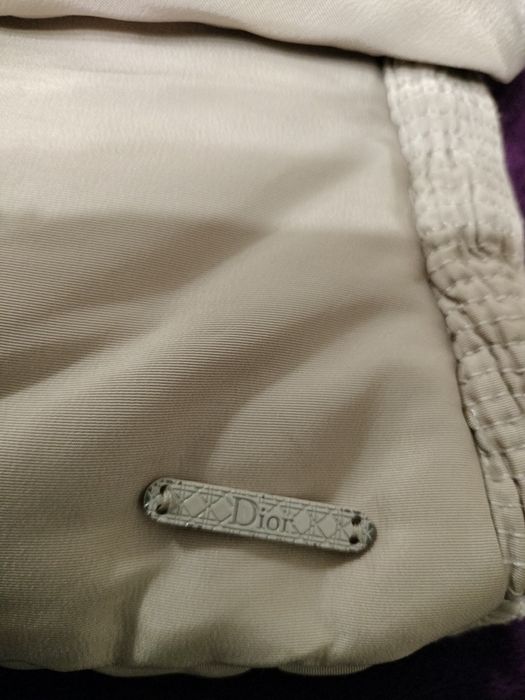 Vând Geaca Dior aproape nouă.