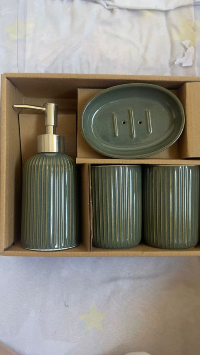 Продам ванный набор для мыла, зубных паст и щеток