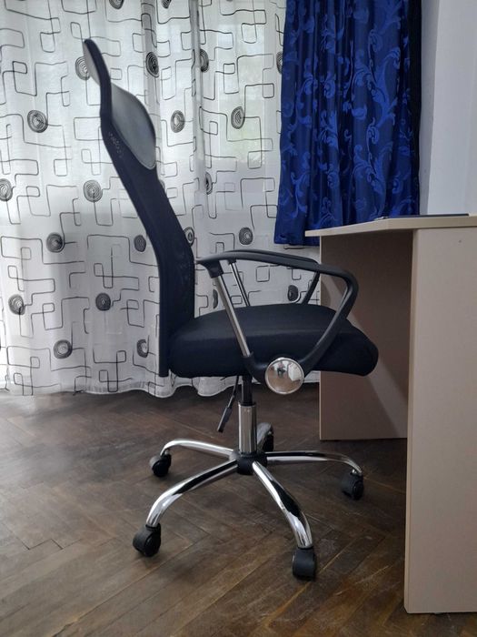 Scaun de birou ergonomic JYSK, mesh negru, cadru cromat, ca NOU  -  280 Lei