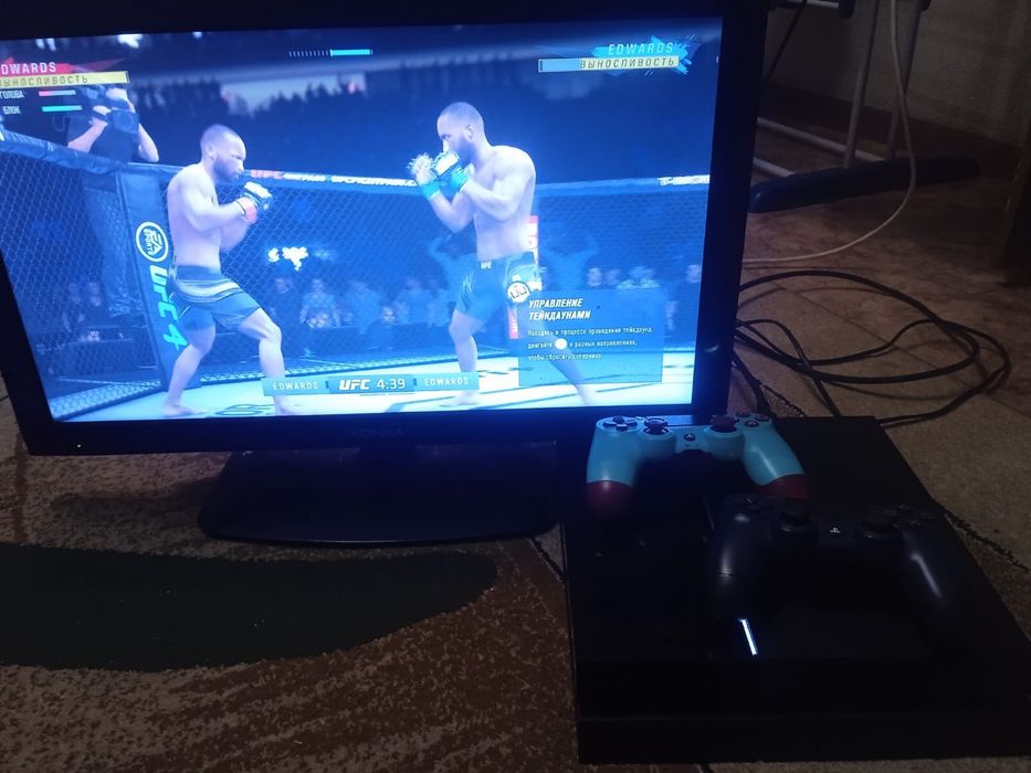 Продам PS4 с телевизором есть 2 джостика