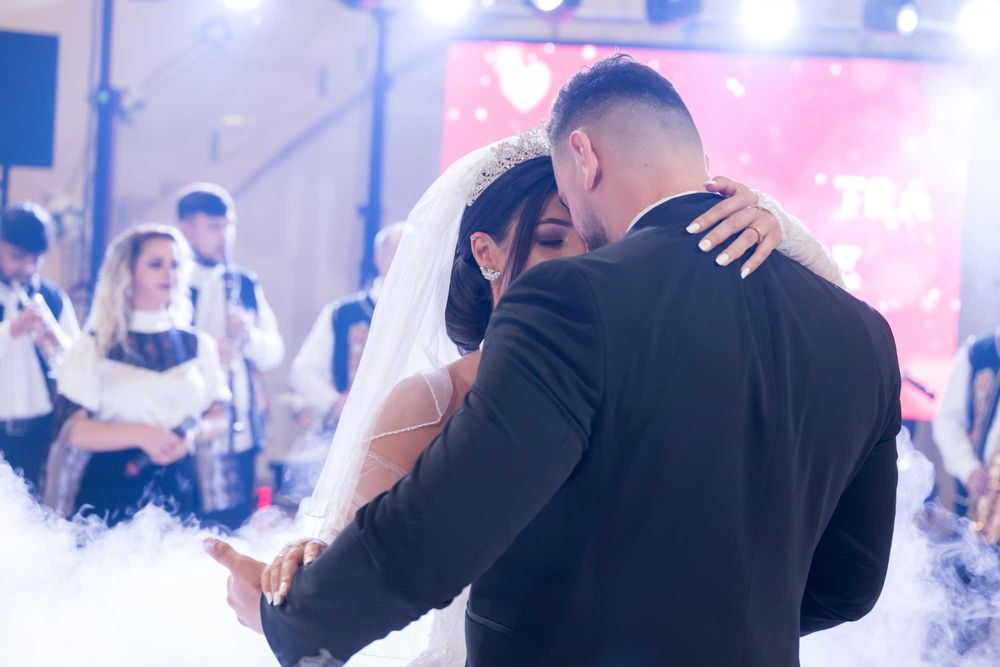 DJ,soliști muzică live,Foto-Video,spectacol de lumini,fum și baloane!