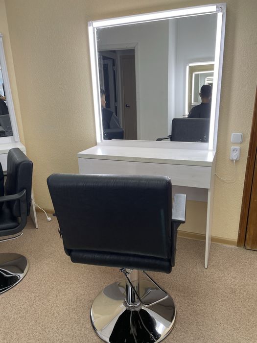 Парикмахерское кресло для стрижки