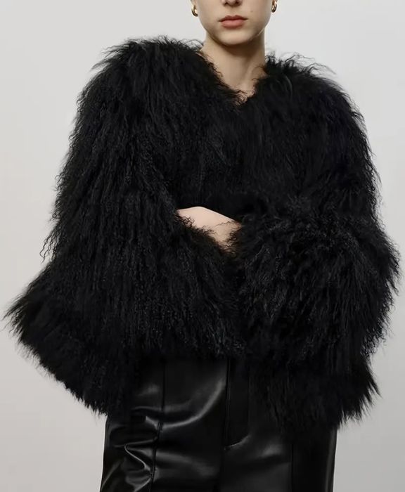 Трендовая черная шуба