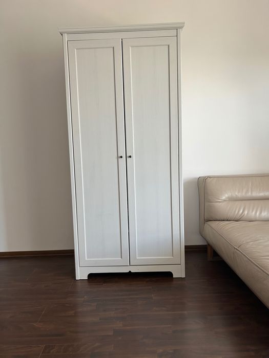 Canapea piele Natuzzi, șifonier și comodă Ikea, set sau vânzare separat. Ușor negociabil, stare excelentă
