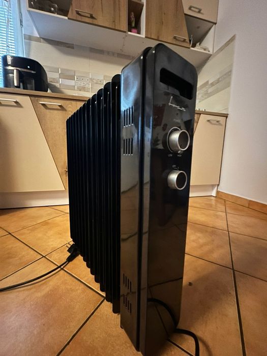 Calorifer electric negru, utilizat doar o lună