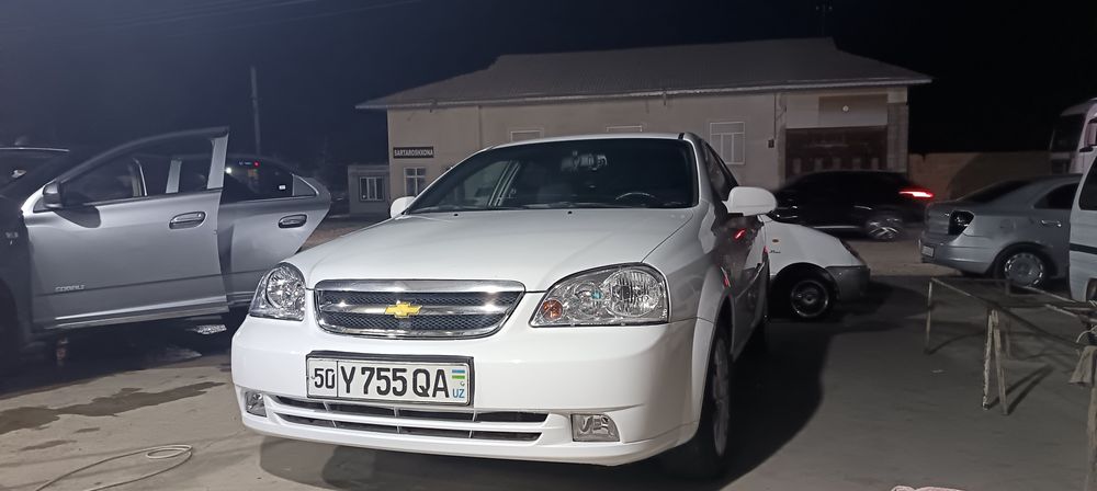 Lacetti srochna sotiladi