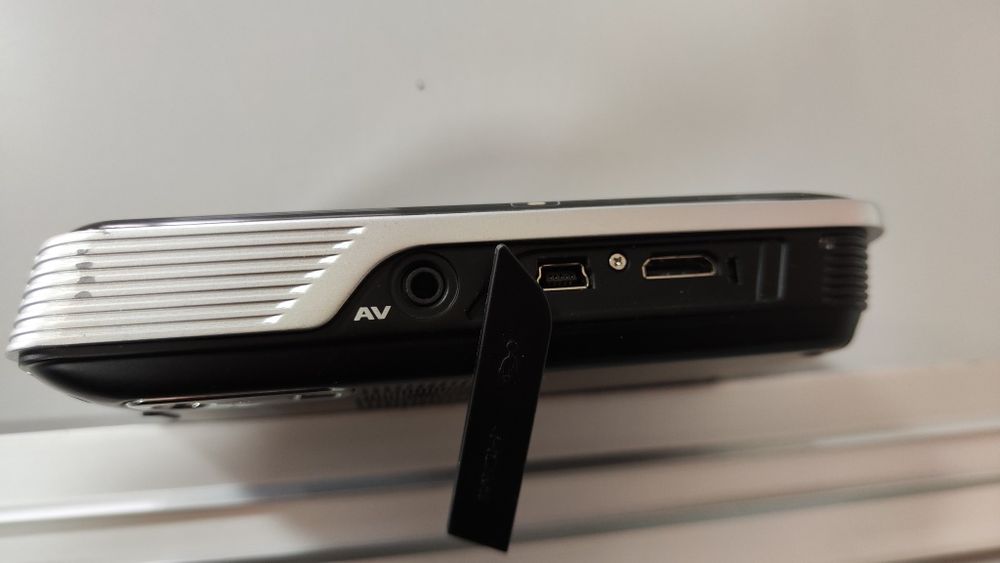 Camera foto/video cu videoproiector incorporat